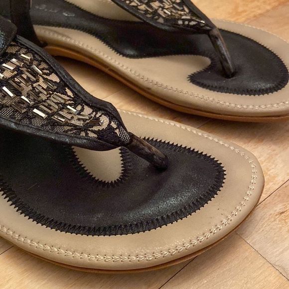 💫4/30 J.J’S Black Lace Jewelled Faux Leather Thong Sandals - Picture 5 of 9